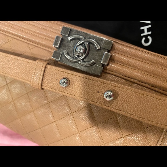Chanel caviar leather Boy Bag in Camel color - Picture 4 of 16